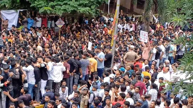 Badlapur Sexual Assault Case Live Updates: बदलापुर में बच्चियों से बदसलूकी के बाद बढ़ा बवाल, पुलिस ने रेलवे स्टेशन पर प्रदर्शन कर रहे लोगों को लाठीचार्ज करके हटाया
