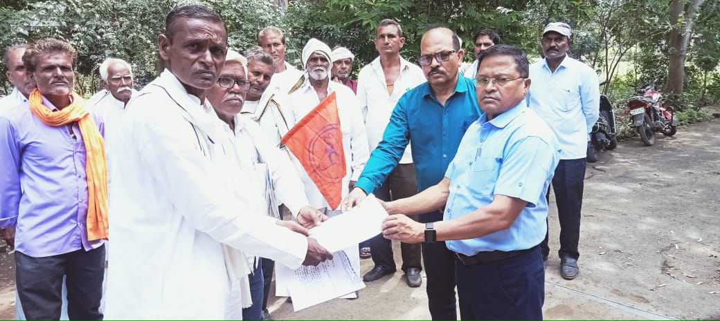 जिला खंडवा जनपद पंधाना के सरपंच और किसान संयुक्त कृषक संगठन द्वारा मुख्यमंत्री और प्रधानमंत्री को सोयाबीन से संबंधित निवेदन किया है