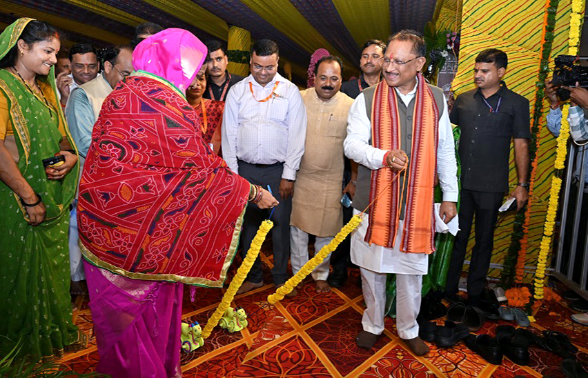 CM साय ने पत्नी संग खींचे ‘बडला’: मंत्रियों ने पकड़ी रस्सी; 70 लाख बहनों को दिए 1-1 हजार, बच्चों के पोषण की दिलाई शपथ