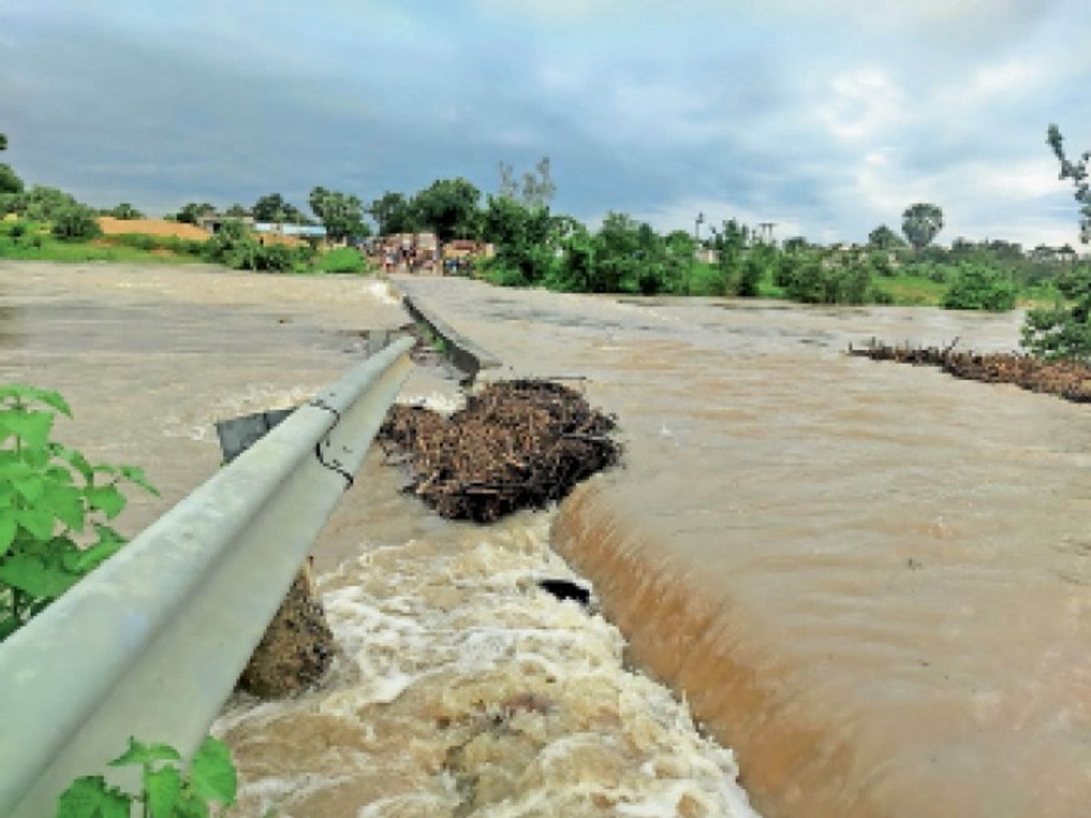 बारिश से एनएच-30 बंद, एर्राबोर के पास जाम
