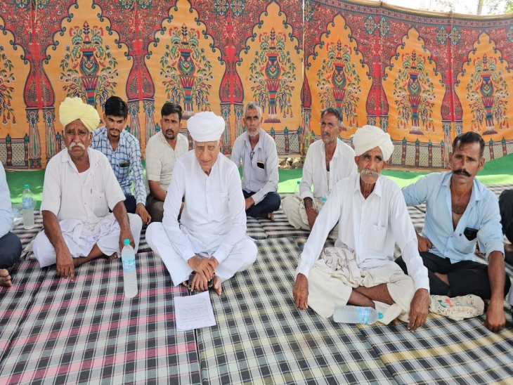 पूर्व मंत्री चौधरी कलेक्ट्रेट के आगे धरने पर बैठे: बोले- मनरेगा में राजनीतिक भेदभाव, कांग्रेसियों की विचारधारा बदलने को कर रहे मजबूर