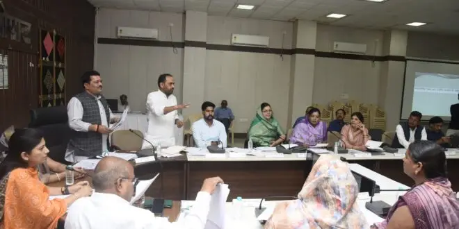 भोपाल जिला पंचायत में बैठक हुई जिसके दौरान उपाध्यक्ष मोहन जाट ने PHE इंजीनियर को फटकार लगाई